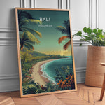 Ladda upp bild till gallerivisning, Bali Vintage Travel Plakat | Vintage Travel Poster | Denne plakat viser en tropisk strandscene med turkisfarvet vand, frodig grøn natur og palmer. Perfekt til dem, der elsker eksotiske rejsemål.
