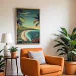 Ladda upp bild till gallerivisning, Bali Vintage Travel Plakat | Vintage Travel Poster | Denne plakat viser en tropisk strandscene med turkisfarvet vand, frodig grøn natur og palmer. Perfekt til dem, der elsker eksotiske rejsemål.
