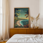 Ladda upp bild till gallerivisning, Bali Vintage Travel Plakat | Vintage Travel Poster | Denne plakat viser en tropisk strandscene med turkisfarvet vand, frodig grøn natur og palmer. Perfekt til dem, der elsker eksotiske rejsemål.
