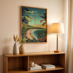 Ladda upp bild till gallerivisning, Bali Vintage Travel Plakat | Vintage Travel Poster | Denne plakat viser en tropisk strandscene med turkisfarvet vand, frodig grøn natur og palmer. Perfekt til dem, der elsker eksotiske rejsemål.
