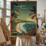 Ladda upp bild till gallerivisning, Bali Vintage Travel Plakat | Vintage Travel Poster | Denne plakat viser en tropisk strandscene med turkisfarvet vand, frodig grøn natur og palmer. Perfekt til dem, der elsker eksotiske rejsemål.
