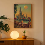 Ladda upp bild till gallerivisning, Bangkok Vintage Travel Plakat | Vintage Travel Poster | Denne plakat viser det ikoniske Wat Arun tempel i Bangkok, Thailand, med en stor sol i baggrunden og frodige grønne træer i forgrunden. Perfekt til rejse- og arkitekturentusiaster.
