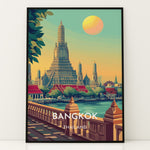 Ladda upp bild till gallerivisning, Bangkok Vintage Travel Plakat | Vintage Travel Poster | Denne plakat viser det ikoniske Wat Arun tempel i Bangkok, Thailand, med en stor sol i baggrunden og frodige grønne træer i forgrunden. Perfekt til rejse- og arkitekturentusiaster.
