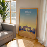 Ladda upp bild till gallerivisning, Berlin Vintage Travel Plakat | Vintage Travel Poster | Denne plakat viser Brandenburger Tor i Berlin, Tyskland, med en gradient baggrund fra blå til gul. Perfekt til rejse- og kulturentusiaster.
