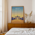 Ladda upp bild till gallerivisning, Berlin Vintage Travel Plakat | Vintage Travel Poster | Denne plakat viser Brandenburger Tor i Berlin, Tyskland, med en gradient baggrund fra blå til gul. Perfekt til rejse- og kulturentusiaster.
