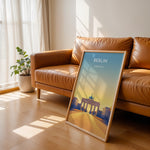 Ladda upp bild till gallerivisning, Berlin Vintage Travel Plakat | Vintage Travel Poster | Denne plakat viser Brandenburger Tor i Berlin, Tyskland, med en gradient baggrund fra blå til gul. Perfekt til rejse- og kulturentusiaster.
