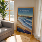 Ladda upp bild till gallerivisning, Bondi Beach Vintage Travel Plakat | Vintage Travel Poster | Denne plakat viser en farverig illustration af Bondi Beach i Australien, med bølger, der slår ind mod kysten og en by i baggrunden. Perfekt til dem, der elsker strand- og byliv.
