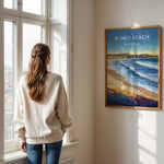 Ladda upp bild till gallerivisning, Bondi Beach Vintage Travel Plakat | Vintage Travel Poster | Denne plakat viser en farverig illustration af Bondi Beach i Australien, med bølger, der slår ind mod kysten og en by i baggrunden. Perfekt til dem, der elsker strand- og byliv.
