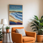 Ladda upp bild till gallerivisning, Bondi Beach Vintage Travel Plakat | Vintage Travel Poster | Denne plakat viser en farverig illustration af Bondi Beach i Australien, med bølger, der slår ind mod kysten og en by i baggrunden. Perfekt til dem, der elsker strand- og byliv.
