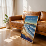 Ladda upp bild till gallerivisning, Bondi Beach Vintage Travel Plakat | Vintage Travel Poster | Denne plakat viser en farverig illustration af Bondi Beach i Australien, med bølger, der slår ind mod kysten og en by i baggrunden. Perfekt til dem, der elsker strand- og byliv.
