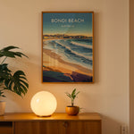 Ladda upp bild till gallerivisning, Bondi Beach Vintage Travel Plakat | Vintage Travel Poster | Denne plakat viser en farverig illustration af Bondi Beach i Australien, med bølger, der slår ind mod kysten og en by i baggrunden. Perfekt til dem, der elsker strand- og byliv.
