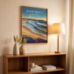 Ladda upp bild till gallerivisning, Bondi Beach Vintage Travel Plakat | Vintage Travel Poster | Denne plakat viser en farverig illustration af Bondi Beach i Australien, med bølger, der slår ind mod kysten og en by i baggrunden. Perfekt til dem, der elsker strand- og byliv.
