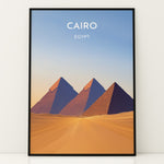 Ladda upp bild till gallerivisning, Cairo Vintage Travel Plakat | Vintage Travel Poster | Denne plakat viser de ikoniske Giza-pyramider i Cairo, Egypten, mod en gradient himmel og et ørkenlandskab.
