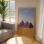 Ladda upp bild till gallerivisning, Cairo Vintage Travel Plakat | Vintage Travel Poster | Denne plakat viser de ikoniske Giza-pyramider i Cairo, Egypten, mod en gradient himmel og et ørkenlandskab.
