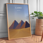 Ladda upp bild till gallerivisning, Cairo Vintage Travel Plakat | Vintage Travel Poster | Denne plakat viser de ikoniske Giza-pyramider i Cairo, Egypten, mod en gradient himmel og et ørkenlandskab.
