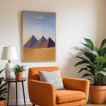 Ladda upp bild till gallerivisning, Cairo Vintage Travel Plakat | Vintage Travel Poster | Denne plakat viser de ikoniske Giza-pyramider i Cairo, Egypten, mod en gradient himmel og et ørkenlandskab.

