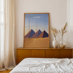 Ladda upp bild till gallerivisning, Cairo Vintage Travel Plakat | Vintage Travel Poster | Denne plakat viser de ikoniske Giza-pyramider i Cairo, Egypten, mod en gradient himmel og et ørkenlandskab.
