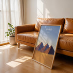 Ladda upp bild till gallerivisning, Cairo Vintage Travel Plakat | Vintage Travel Poster | Denne plakat viser de ikoniske Giza-pyramider i Cairo, Egypten, mod en gradient himmel og et ørkenlandskab.
