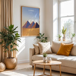 Ladda upp bild till gallerivisning, Cairo Vintage Travel Plakat | Vintage Travel Poster | Denne plakat viser de ikoniske Giza-pyramider i Cairo, Egypten, mod en gradient himmel og et ørkenlandskab.
