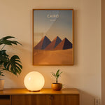 Ladda upp bild till gallerivisning, Cairo Vintage Travel Plakat | Vintage Travel Poster | Denne plakat viser de ikoniske Giza-pyramider i Cairo, Egypten, mod en gradient himmel og et ørkenlandskab.
