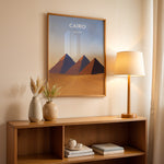 Ladda upp bild till gallerivisning, Cairo Vintage Travel Plakat | Vintage Travel Poster | Denne plakat viser de ikoniske Giza-pyramider i Cairo, Egypten, mod en gradient himmel og et ørkenlandskab.
