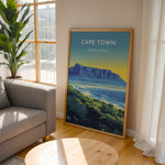 Ladda upp bild till gallerivisning, Cape Town Vintage Travel Plakat | Vintage Travel Poster | Denne plakat viser Cape Town med Table Mountain, byens skyline og en kystlinje med frodig grønt. Perfekt til rejse- og naturentusiaster.
