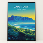 Ladda upp bild till gallerivisning, Cape Town Vintage Travel Plakat | Vintage Travel Poster | Denne plakat viser Cape Town med Table Mountain, byens skyline og en kystlinje med frodig grønt. Perfekt til rejse- og naturentusiaster.
