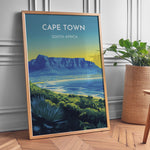 Ladda upp bild till gallerivisning, Cape Town Vintage Travel Plakat | Vintage Travel Poster | Denne plakat viser Cape Town med Table Mountain, byens skyline og en kystlinje med frodig grønt. Perfekt til rejse- og naturentusiaster.
