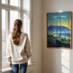 Ladda upp bild till gallerivisning, Cape Town Vintage Travel Plakat | Vintage Travel Poster | Denne plakat viser Cape Town med Table Mountain, byens skyline og en kystlinje med frodig grønt. Perfekt til rejse- og naturentusiaster.
