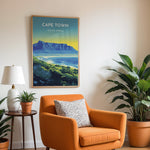 Ladda upp bild till gallerivisning, Cape Town Vintage Travel Plakat | Vintage Travel Poster | Denne plakat viser Cape Town med Table Mountain, byens skyline og en kystlinje med frodig grønt. Perfekt til rejse- og naturentusiaster.

