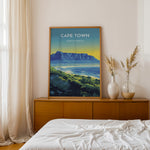 Ladda upp bild till gallerivisning, Cape Town Vintage Travel Plakat | Vintage Travel Poster | Denne plakat viser Cape Town med Table Mountain, byens skyline og en kystlinje med frodig grønt. Perfekt til rejse- og naturentusiaster.
