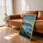 Ladda upp bild till gallerivisning, Cape Town Vintage Travel Plakat | Vintage Travel Poster | Denne plakat viser Cape Town med Table Mountain, byens skyline og en kystlinje med frodig grønt. Perfekt til rejse- og naturentusiaster.
