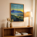 Ladda upp bild till gallerivisning, Cape Town Vintage Travel Plakat | Vintage Travel Poster | Denne plakat viser Cape Town med Table Mountain, byens skyline og en kystlinje med frodig grønt. Perfekt til rejse- og naturentusiaster.
