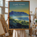 Ladda upp bild till gallerivisning, Cape Town Vintage Travel Plakat | Vintage Travel Poster | Denne plakat viser Cape Town med Table Mountain, byens skyline og en kystlinje med frodig grønt. Perfekt til rejse- og naturentusiaster.
