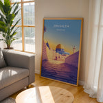 Ladda upp bild till gallerivisning, Jerusalem Palæstina Vintage Travel Plakat | Palestine Vintage Travel Poster | Denne plakat viser Klippemoskeen i Jerusalem med sin gyldne kuppel og blå vægge, set fra en stenbelagt gade.
