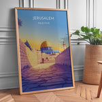 Ladda upp bild till gallerivisning, Jerusalem Palæstina Vintage Travel Plakat | Palestine Vintage Travel Poster | Denne plakat viser Klippemoskeen i Jerusalem med sin gyldne kuppel og blå vægge, set fra en stenbelagt gade.
