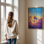 Ladda upp bild till gallerivisning, Jerusalem Palæstina Vintage Travel Plakat | Palestine Vintage Travel Poster | Denne plakat viser Klippemoskeen i Jerusalem med sin gyldne kuppel og blå vægge, set fra en stenbelagt gade.
