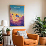 Ladda upp bild till gallerivisning, Jerusalem Palæstina Vintage Travel Plakat | Palestine Vintage Travel Poster | Denne plakat viser Klippemoskeen i Jerusalem med sin gyldne kuppel og blå vægge, set fra en stenbelagt gade.
