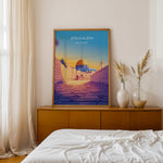 Ladda upp bild till gallerivisning, Jerusalem Palæstina Vintage Travel Plakat | Palestine Vintage Travel Poster | Denne plakat viser Klippemoskeen i Jerusalem med sin gyldne kuppel og blå vægge, set fra en stenbelagt gade.
