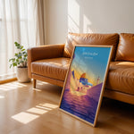 Ladda upp bild till gallerivisning, Jerusalem Palæstina Vintage Travel Plakat | Palestine Vintage Travel Poster | Denne plakat viser Klippemoskeen i Jerusalem med sin gyldne kuppel og blå vægge, set fra en stenbelagt gade.
