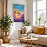 Ladda upp bild till gallerivisning, Jerusalem Palæstina Vintage Travel Plakat | Palestine Vintage Travel Poster | Denne plakat viser Klippemoskeen i Jerusalem med sin gyldne kuppel og blå vægge, set fra en stenbelagt gade.
