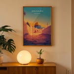 Ladda upp bild till gallerivisning, Jerusalem Palæstina Vintage Travel Plakat | Palestine Vintage Travel Poster | Denne plakat viser Klippemoskeen i Jerusalem med sin gyldne kuppel og blå vægge, set fra en stenbelagt gade.
