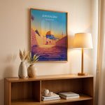 Ladda upp bild till gallerivisning, Jerusalem Palæstina Vintage Travel Plakat | Palestine Vintage Travel Poster | Denne plakat viser Klippemoskeen i Jerusalem med sin gyldne kuppel og blå vægge, set fra en stenbelagt gade.
