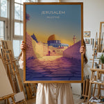Ladda upp bild till gallerivisning, Jerusalem Palæstina Vintage Travel Plakat | Palestine Vintage Travel Poster | Denne plakat viser Klippemoskeen i Jerusalem med sin gyldne kuppel og blå vægge, set fra en stenbelagt gade.
