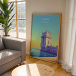 Ladda upp bild till gallerivisning, Lissabon Vintage Travel Plakat | Vintage Travel Poster | Denne plakat viser et historisk tårn ved vandet i Lissabon, Portugal, i en farverig og stiliseret illustration.
