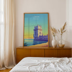 Ladda upp bild till gallerivisning, Lissabon Vintage Travel Plakat | Vintage Travel Poster | Denne plakat viser et historisk tårn ved vandet i Lissabon, Portugal, i en farverig og stiliseret illustration.
