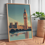 Ladda upp bild till gallerivisning, London Vintage Travel Plakat | Vintage Travel Poster | Denne plakat viser en stiliseret illustration af Big Ben og Parlamentsbygningerne i London, England, med deres refleksion i vandet nedenfor. Perfekt til rejse- og arkitekturentusiaster.
