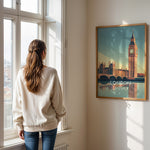 Ladda upp bild till gallerivisning, London Vintage Travel Plakat | Vintage Travel Poster | Denne plakat viser en stiliseret illustration af Big Ben og Parlamentsbygningerne i London, England, med deres refleksion i vandet nedenfor. Perfekt til rejse- og arkitekturentusiaster.
