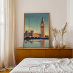 Ladda upp bild till gallerivisning, London Vintage Travel Plakat | Vintage Travel Poster | Denne plakat viser en stiliseret illustration af Big Ben og Parlamentsbygningerne i London, England, med deres refleksion i vandet nedenfor. Perfekt til rejse- og arkitekturentusiaster.
