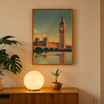 Ladda upp bild till gallerivisning, London Vintage Travel Plakat | Vintage Travel Poster | Denne plakat viser en stiliseret illustration af Big Ben og Parlamentsbygningerne i London, England, med deres refleksion i vandet nedenfor. Perfekt til rejse- og arkitekturentusiaster.
